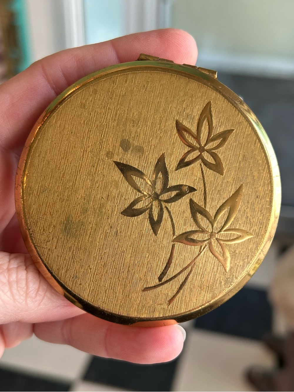 Vintage Stratton Compact: 1960s Etched Flower Gold Powder Compact